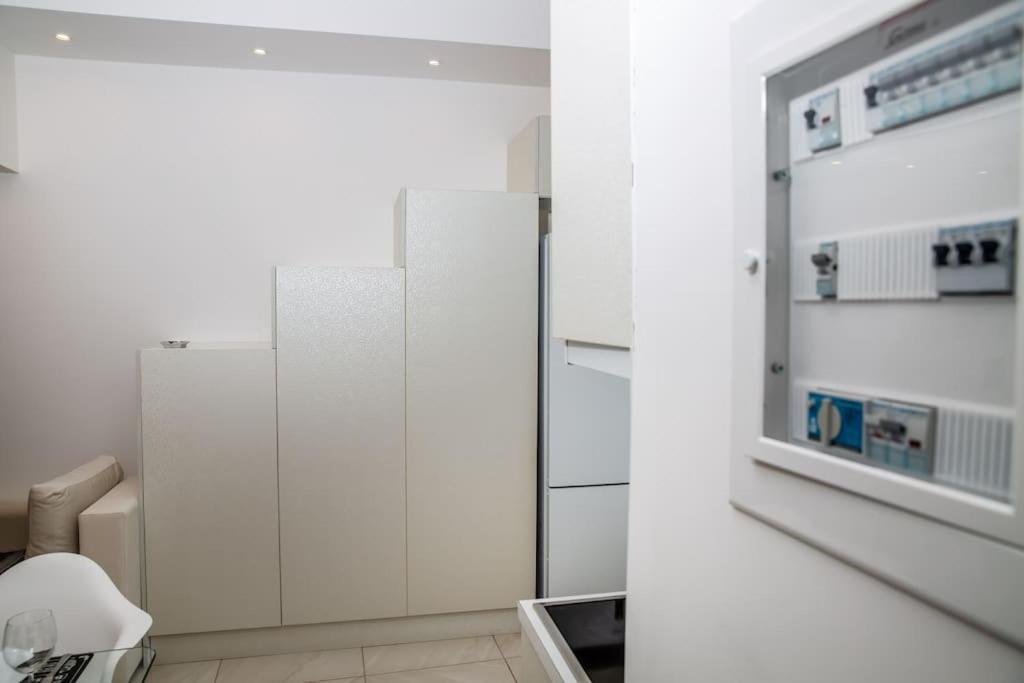 Seafront Central Apt In Lavrio Apartment Bagian luar foto