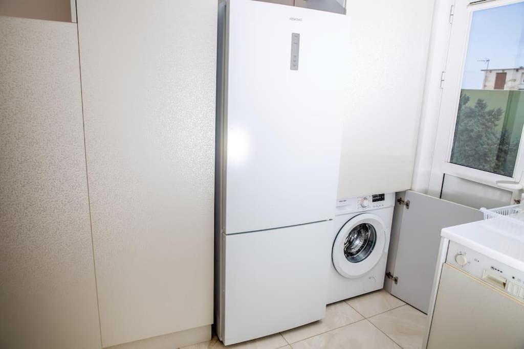 Seafront Central Apt In Lavrio Apartment Bagian luar foto