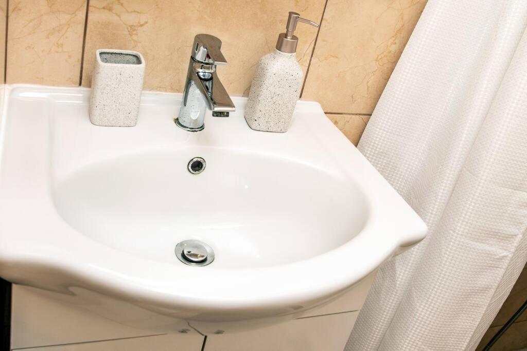 Seafront Central Apt In Lavrio Apartment Bagian luar foto